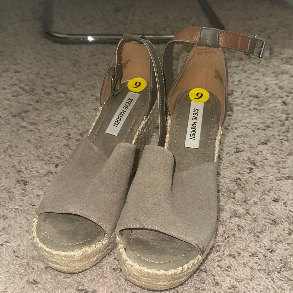 Steve Madden Taupe Wedges